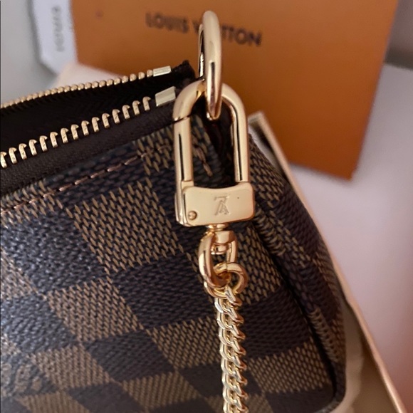 LV mini pochette accessory, great for a night out or to add onto your bag - Picture 5 of 8
